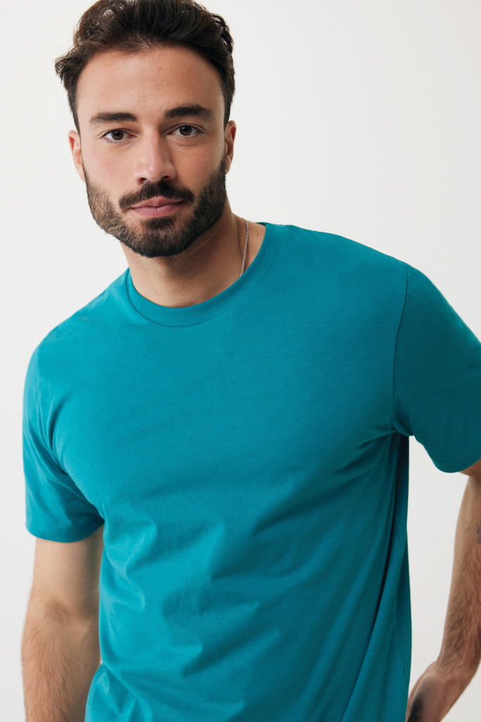 Homme barbu portant un t-shirt turquoise