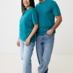 Deux adultes en t-shirts verts et jeans