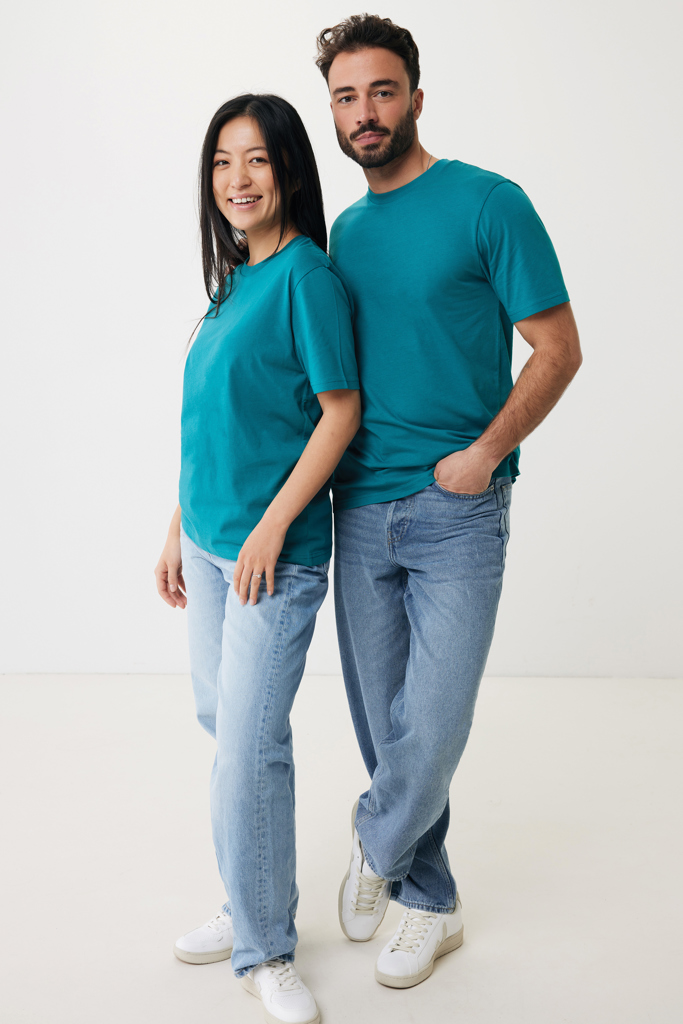 Deux adultes en t-shirts verts et jeans