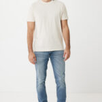 Homme en t-shirt beige et jean bleu