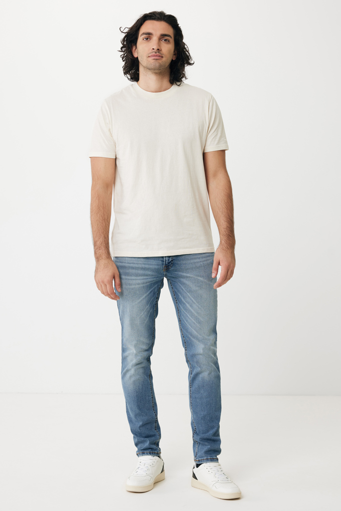 Homme en t-shirt beige et jean bleu