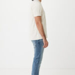 Homme de profil en t-shirt beige et jean