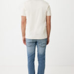 Homme de dos en t-shirt beige et jean