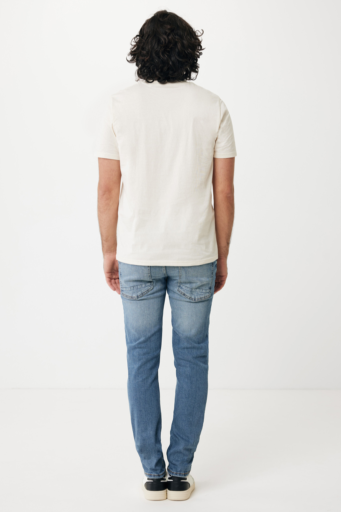 Homme de dos en t-shirt beige et jean