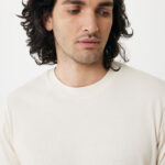 Homme aux cheveux longs portant t-shirt beige