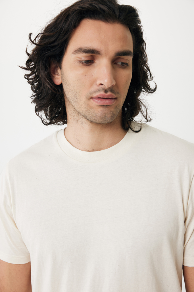 Homme aux cheveux longs portant t-shirt beige