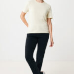 Femme aux cheveux courts en t-shirt beige