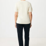 Vue arrière personne t-shirt beige et jean noir