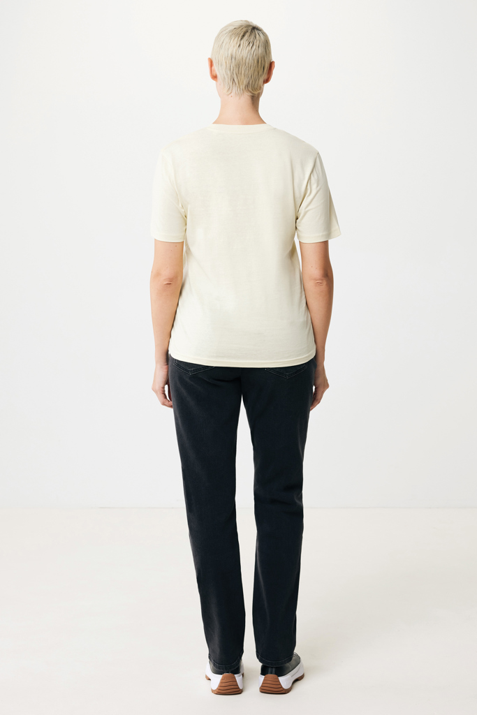 Vue arrière personne t-shirt beige et jean noir