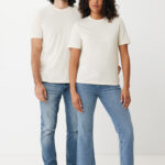 Homme et femme en t-shirts beiges et jeans