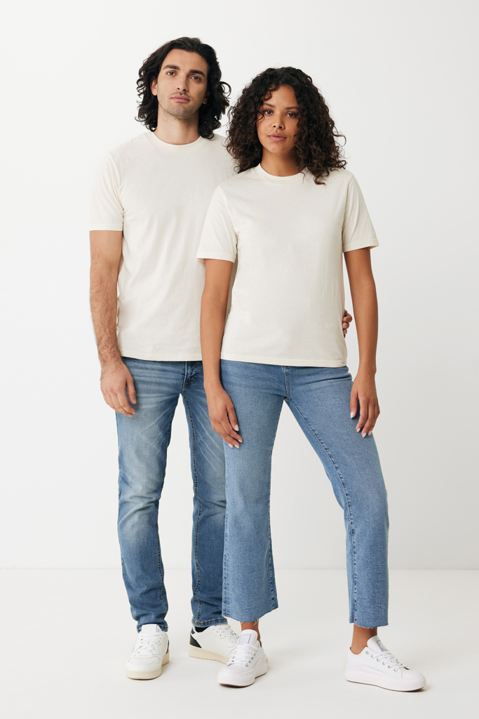 Homme et femme en t-shirts beiges et jeans