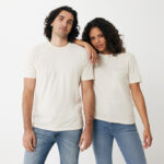 Homme et femme en t-shirts beiges et jeans