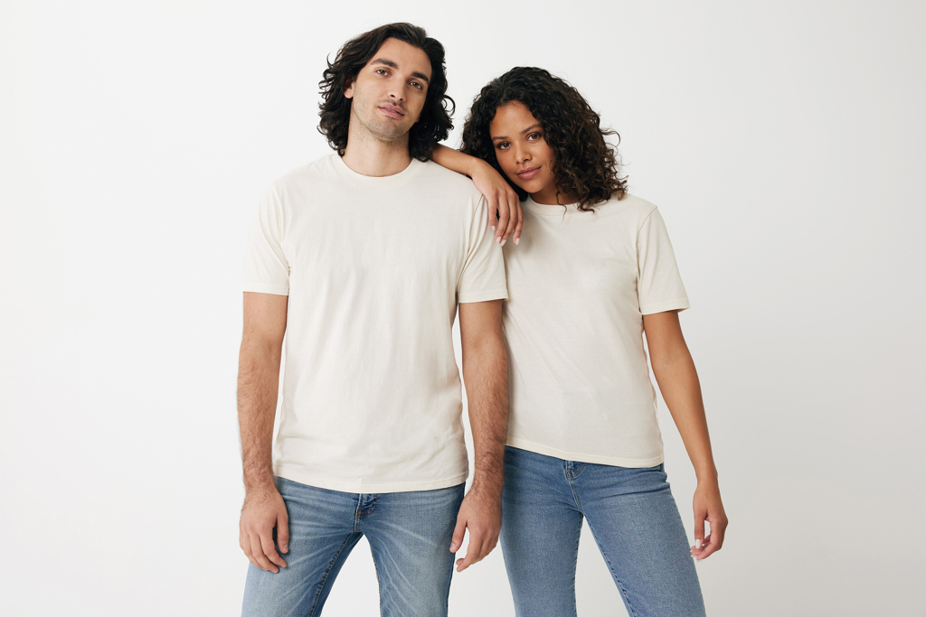 Homme et femme en t-shirts beiges et jeans