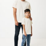 Père et fils en t-shirts blancs assortis