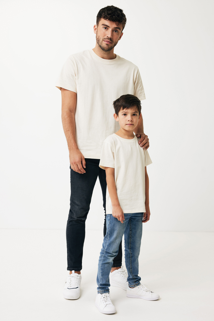 Père et fils en t-shirts blancs assortis