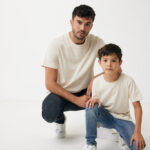 Père et fils posant sur fond blanc
