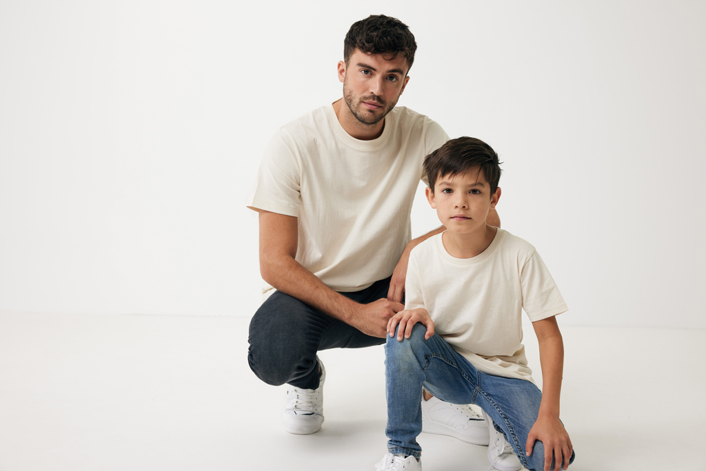 Père et fils posant sur fond blanc