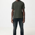 Homme souriant en t-shirt vert et jean