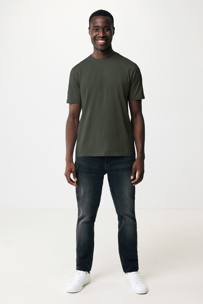 Homme souriant en t-shirt vert et jean