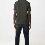 Homme de dos en t-shirt vert olive