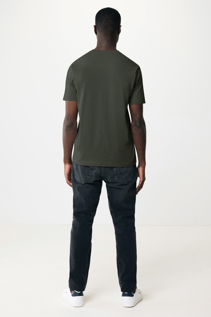 Homme de dos en t-shirt vert olive