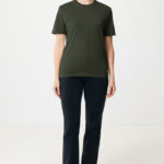 Femme en t-shirt vert et jean noir
