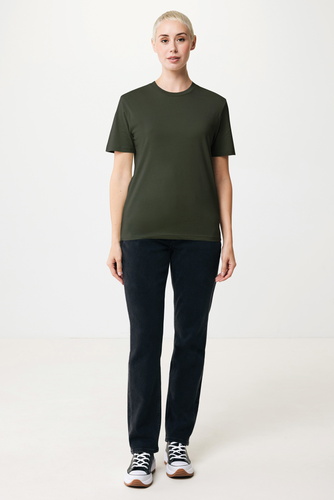 Femme en t-shirt vert et jean noir