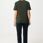 Vue arrière d’une personne en t-shirt vert foncé