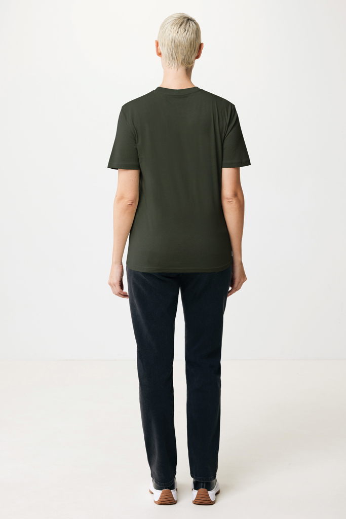 Vue arrière d’une personne en t-shirt vert foncé