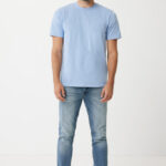 Homme en t-shirt bleu et jean clair