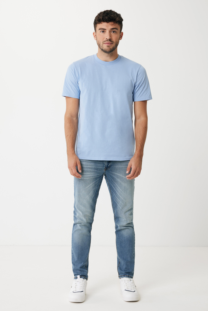 Homme en t-shirt bleu et jean clair