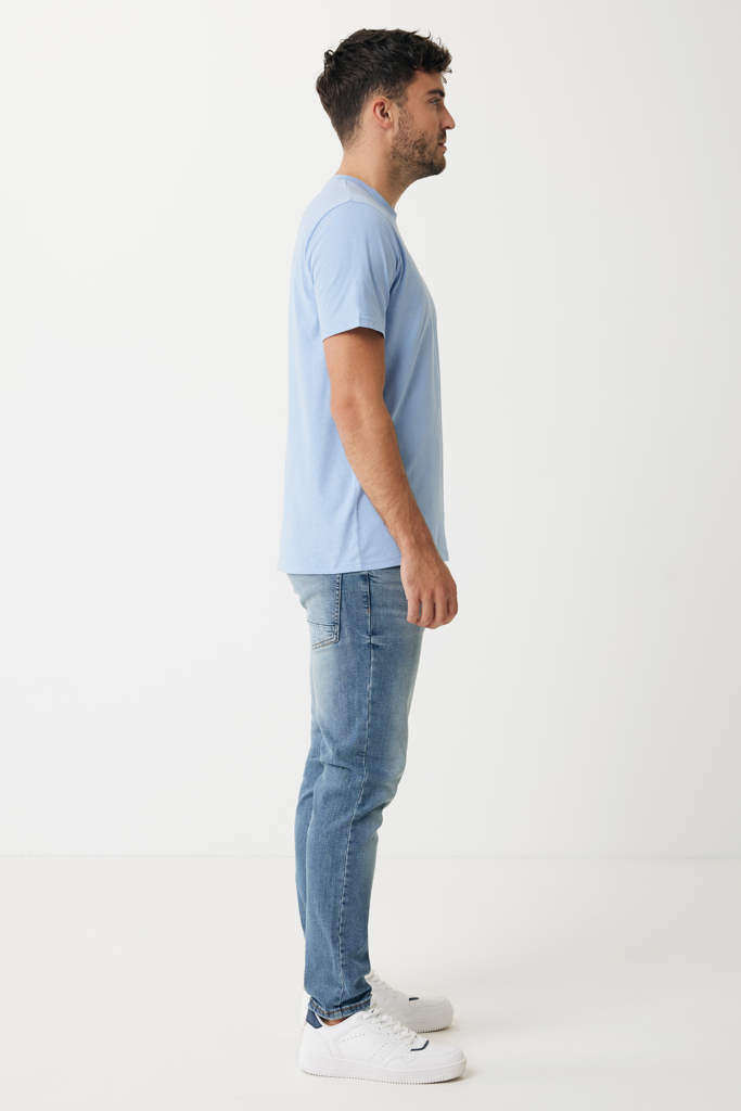Homme debout de profil en tenue décontractée