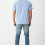 Homme de dos en t-shirt bleu clair et jean