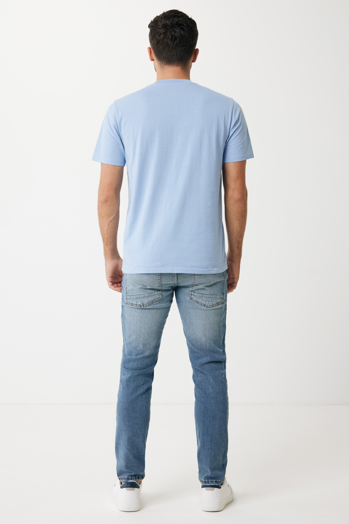 Homme de dos en t-shirt bleu clair et jean