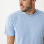 Homme portant t-shirt bleu clair, regard latéral