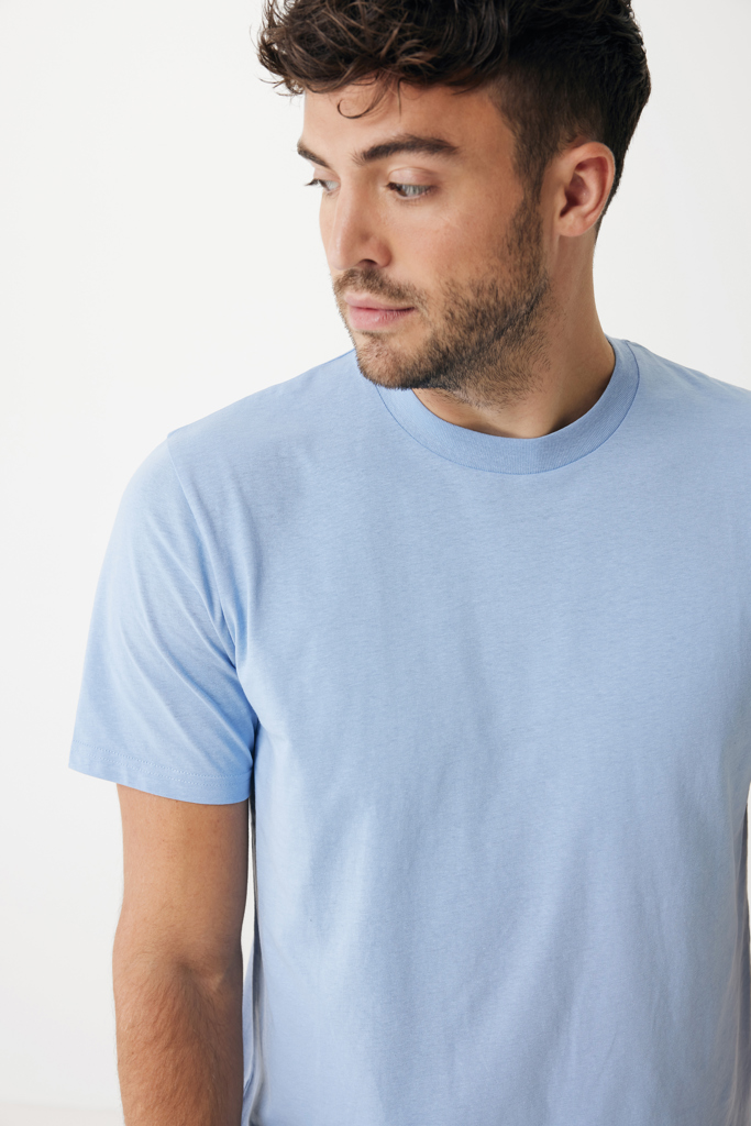 Homme portant t-shirt bleu clair, regard latéral