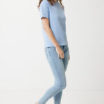 Femme souriante en t-shirt bleu et jean clair