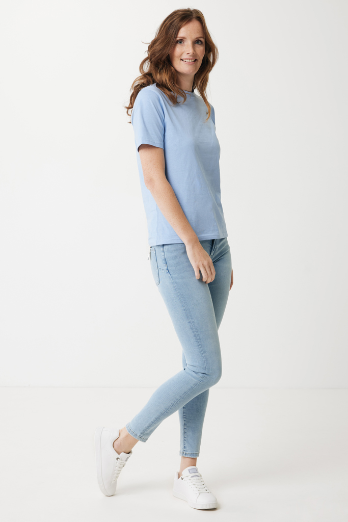 Femme souriante en t-shirt bleu et jean clair