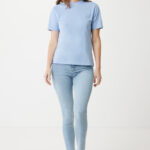 Femme en t-shirt bleu et jean clair
