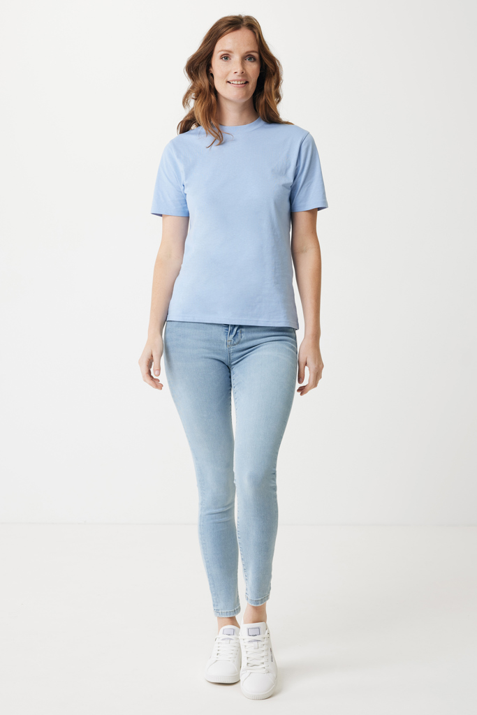 Femme en t-shirt bleu et jean clair