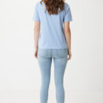 Femme de dos en t-shirt bleu clair jean clair