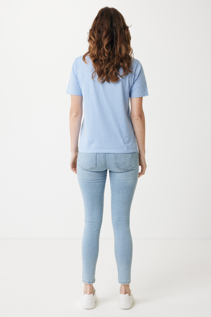 Femme de dos en t-shirt bleu clair jean clair