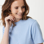Femme souriante en t-shirt bleu clair