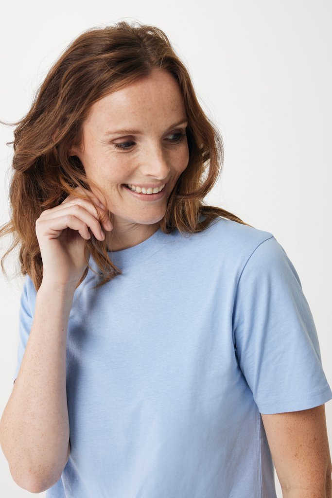 Femme souriante en t-shirt bleu clair