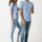 Couple souriant en t-shirts bleus et jeans