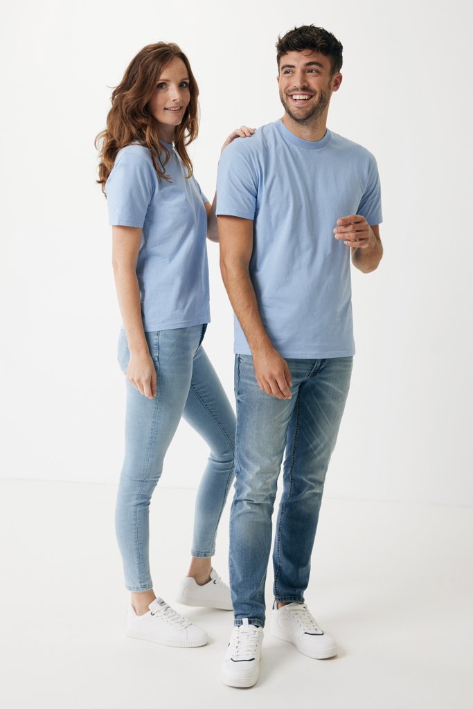 Couple souriant en t-shirts bleus et jeans