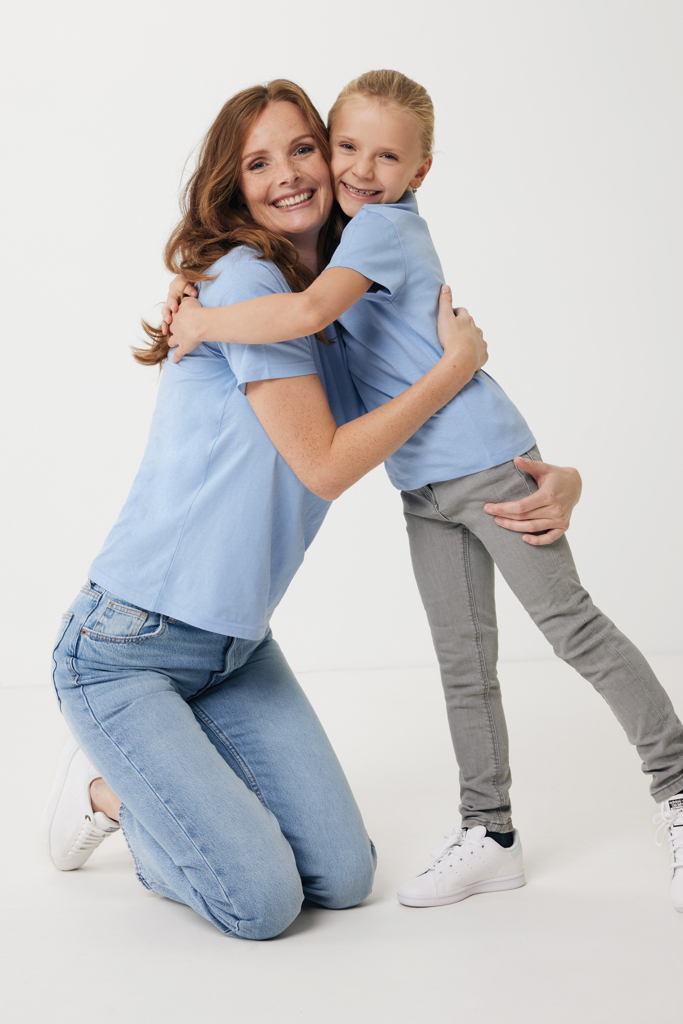 Mère et fille souriantes se serrant dans les bras