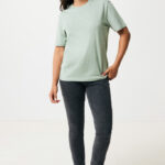 Femme portant t-shirt vert et jean foncé