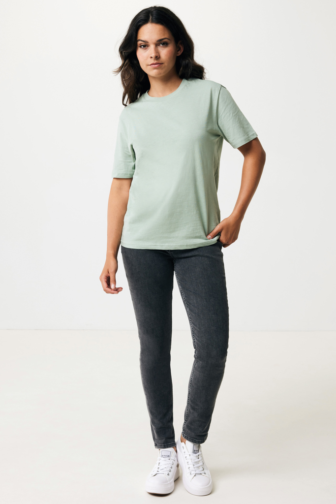 Femme portant t-shirt vert et jean foncé