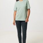 Femme portant t-shirt vert et jean foncé